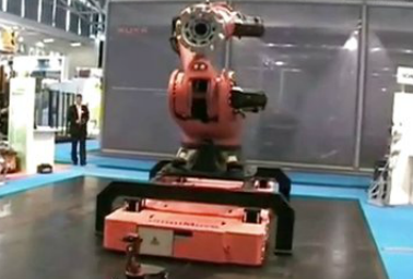 KUKA KR Titan，KUKA omniMove——三者同臺獻藝