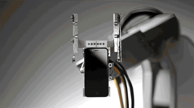 一個(gè)名叫Liam的機(jī)器人 11 秒拆解一部 iPhone