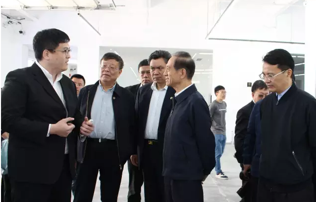政協副主席韓啟德視察怡豐機器人，要求推廣“智能停車”