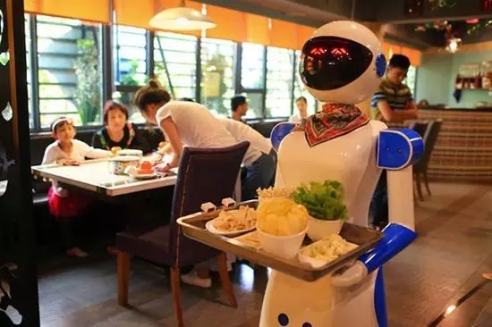 廣州餐廳機器人服務(wù)員被“炒魷魚”老板：效率低