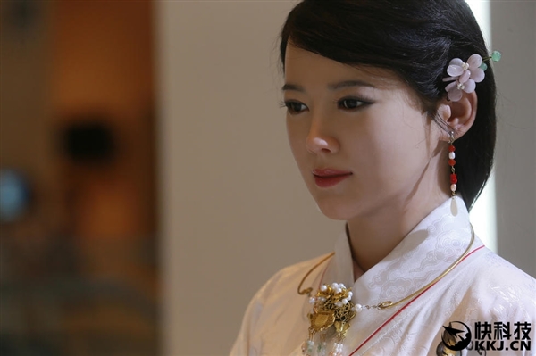 中國日本美女機器人對比：一個“形”像一個“神”像