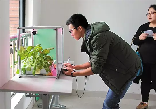 機器人幫你在家種菜 自給自足還不占地方