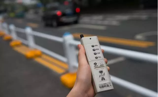 可移動(dòng)的“馬路機(jī)器人”亮相深南大道！