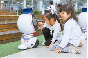 讓孩子感受科技魅力，呆萌機器人走進幼兒園