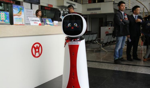 呆萌機(jī)器人現(xiàn)身銀行 市民覺得新奇也很實(shí)用