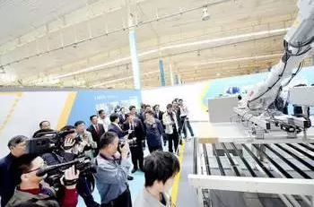 力諾瑞特新能源智能互聯(lián)工廠建成 15臺(tái)機(jī)器人助力智慧生產(chǎn)