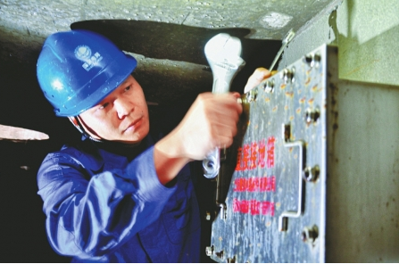 成都地下"電纜醫(yī)生"啟用智能機(jī)器人 巡檢不再靠走