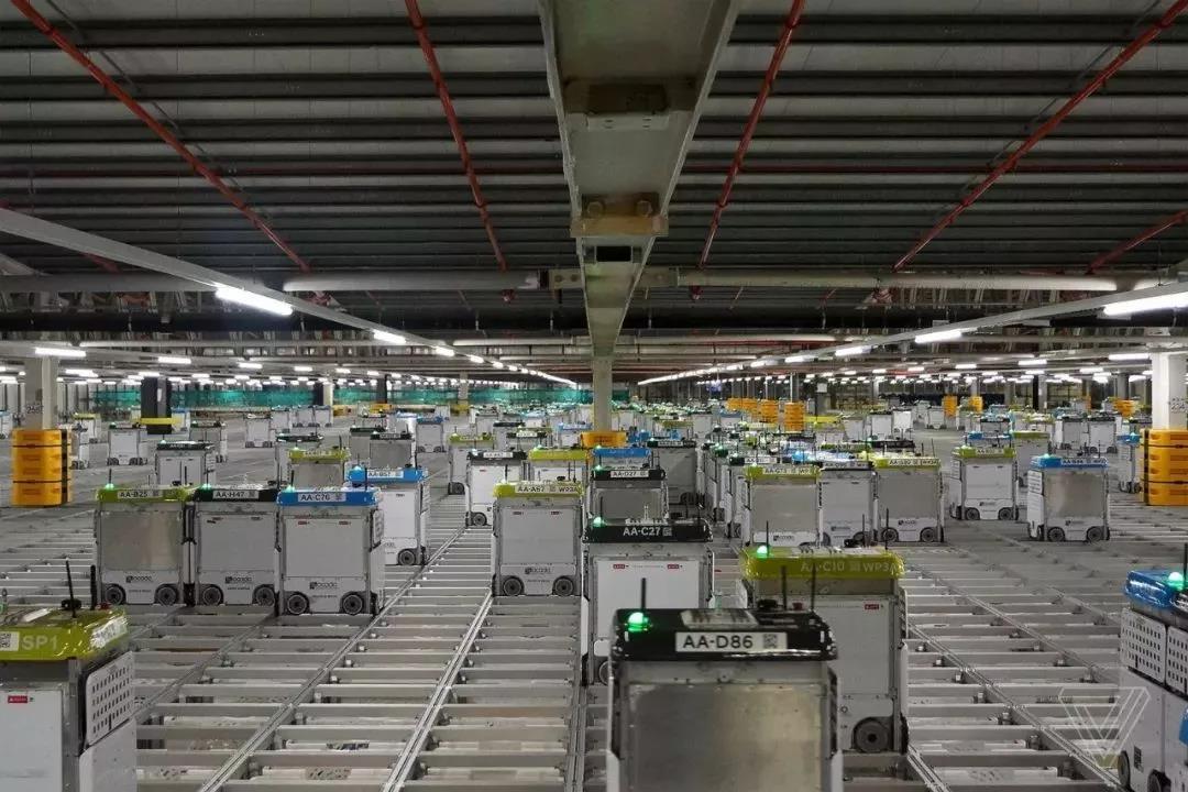 實拍千臺倉儲機器人同時工作 高度自動化來去自如