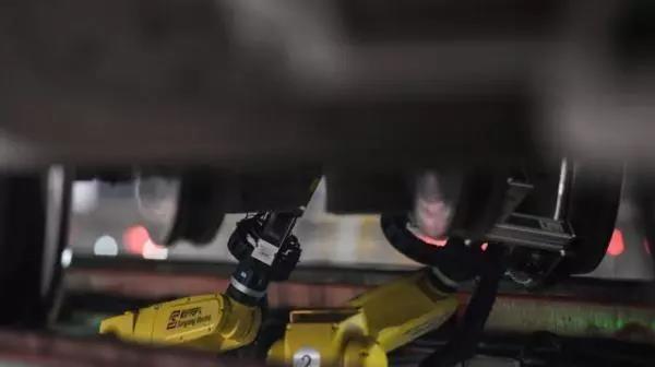 在春運動車暢跑的背后，除了一線工作人員，還有不少機器人助力。