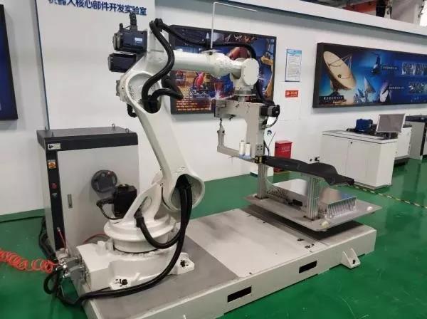 打破技術(shù)壟斷 國內(nèi)首個3D縫紉機器人研制成功