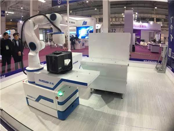 全球約5000臺“AGV+機械手”的復合機器人在半導體行業應用