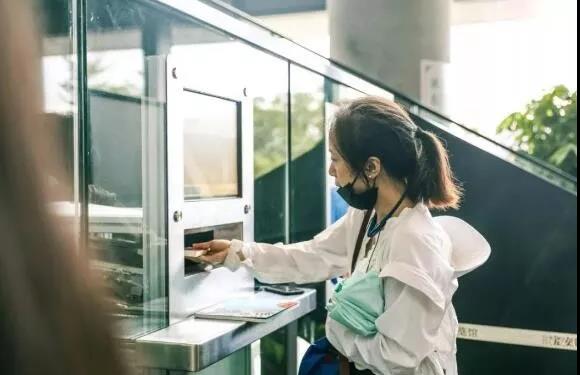 深圳寶安圖書館AGV機器人投用 效率是人工的10倍