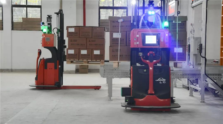 室外牽引AGV+無人叉車——全球500強石化工廠柔性物流方案詳解